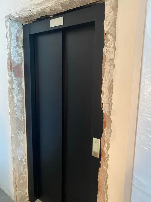 Reforma de porta de elevador