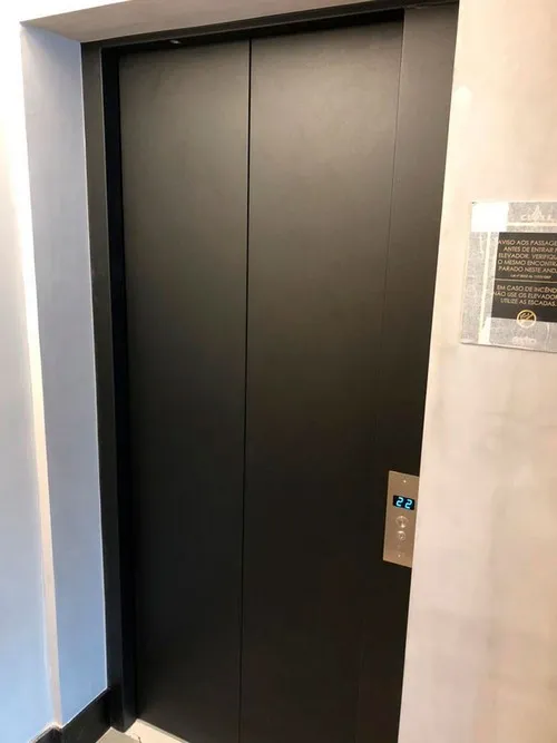 Revestimento para porta de elevador