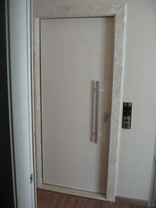 Revestimento para porta de elevador